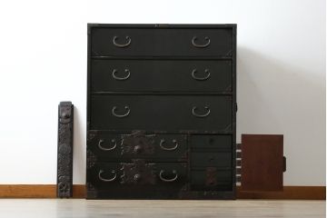 和製アンティーク　美品　総桐材　和の風格漂う黒漆塗りが魅力の庄内箪笥(時代箪笥、重ね箪笥、引き出し)(R-051237)