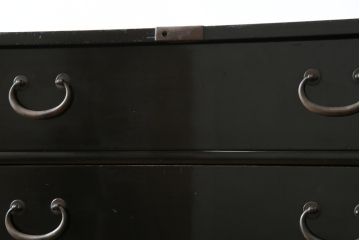 和製アンティーク　美品　総桐材　和の風格漂う黒漆塗りが魅力の庄内箪笥(時代箪笥、重ね箪笥、引き出し)(R-051237)
