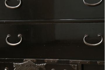 和製アンティーク　美品　総桐材　和の風格漂う黒漆塗りが魅力の庄内箪笥(時代箪笥、重ね箪笥、引き出し)(R-051237)