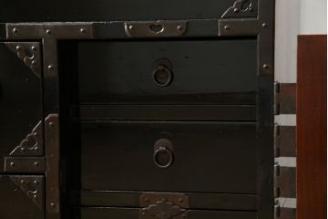 和製アンティーク　美品　総桐材　和の風格漂う黒漆塗りが魅力の庄内箪笥(時代箪笥、重ね箪笥、引き出し)(R-051237)