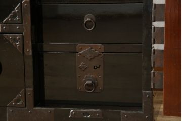 和製アンティーク　美品　総桐材　和の風格漂う黒漆塗りが魅力の庄内箪笥(時代箪笥、重ね箪笥、引き出し)(R-051237)