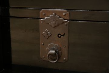 和製アンティーク　美品　総桐材　和の風格漂う黒漆塗りが魅力の庄内箪笥(時代箪笥、重ね箪笥、引き出し)(R-051237)