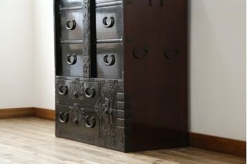 和製アンティーク　美品　総桐材　和の風格漂う黒漆塗りが魅力の庄内箪笥(時代箪笥、重ね箪笥、引き出し)(R-051237)