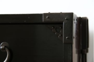 和製アンティーク　美品　総桐材　和の風格漂う黒漆塗りが魅力の庄内箪笥(時代箪笥、重ね箪笥、引き出し)(R-051237)