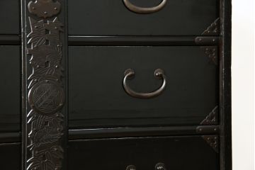 和製アンティーク　美品　総桐材　和の風格漂う黒漆塗りが魅力の庄内箪笥(時代箪笥、重ね箪笥、引き出し)(R-051237)