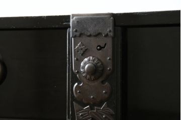 和製アンティーク　美品　総桐材　和の風格漂う黒漆塗りが魅力の庄内箪笥(時代箪笥、重ね箪笥、引き出し)(R-051237)