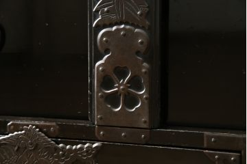 和製アンティーク　美品　総桐材　和の風格漂う黒漆塗りが魅力の庄内箪笥(時代箪笥、重ね箪笥、引き出し)(R-051237)