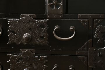 和製アンティーク　美品　総桐材　和の風格漂う黒漆塗りが魅力の庄内箪笥(時代箪笥、重ね箪笥、引き出し)(R-051237)