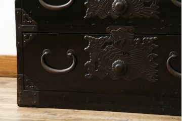 和製アンティーク　美品　総桐材　和の風格漂う黒漆塗りが魅力の庄内箪笥(時代箪笥、重ね箪笥、引き出し)(R-051237)