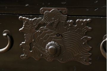 和製アンティーク　美品　総桐材　和の風格漂う黒漆塗りが魅力の庄内箪笥(時代箪笥、重ね箪笥、引き出し)(R-051237)