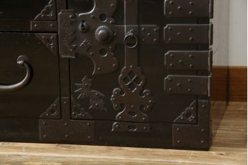 和製アンティーク　美品　総桐材　和の風格漂う黒漆塗りが魅力の庄内箪笥(時代箪笥、重ね箪笥、引き出し)(R-051237)