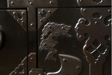 和製アンティーク　美品　総桐材　和の風格漂う黒漆塗りが魅力の庄内箪笥(時代箪笥、重ね箪笥、引き出し)(R-051237)