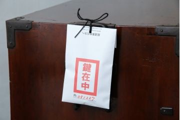 和製アンティーク　美品　総桐材　和の風格漂う黒漆塗りが魅力の庄内箪笥(時代箪笥、重ね箪笥、引き出し)(R-051237)