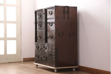 和製アンティーク　美品　総桐材　和の風格漂う黒漆塗りが魅力の庄内箪笥(時代箪笥、重ね箪笥、引き出し)(R-051237)