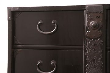 和製アンティーク　美品　総桐材　和の風格漂う黒漆塗りが魅力の庄内箪笥(時代箪笥、重ね箪笥、引き出し)(R-051237)