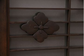 ラフジュ工房オリジナル　古建具リメイク　格子の彫刻が可愛らしいアクセントになっているテレビ台(テレビボード、ローボード、リビングボード、収納棚)(R-051241)