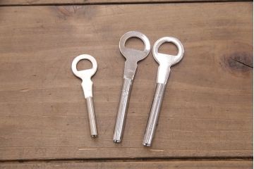 中古　上品な意匠が魅力的な加茂総桐箪笥(並厚、四方丸)(総桐たんす、衣装箪笥、着物箪笥、和タンス)(定価約80万円)(R-051242)