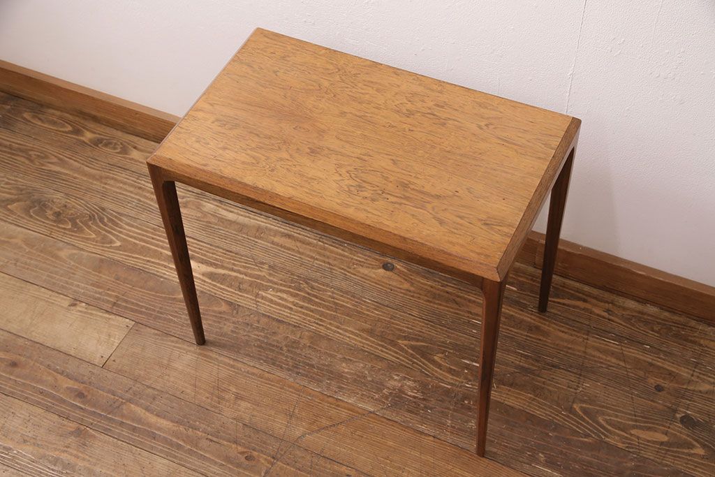 デンマークヴィンテージ　Silkeborg(シルケボー)社　ローズウッド材　無駄な装飾がないスタイリッシュなデザインが目を引くサイドテーブル(コーヒーテーブル、センターテーブル、ビンテージ)(R-051246)