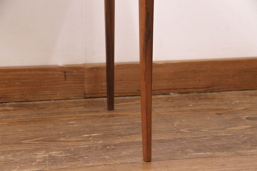 デンマークヴィンテージ　Silkeborg(シルケボー)社　ローズウッド材　無駄な装飾がないスタイリッシュなデザインが目を引くサイドテーブル(コーヒーテーブル、センターテーブル、ビンテージ)(R-051246)