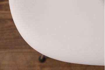 中古　Hermanmiller(ハーマンミラー社)　イームズ　ワイヤーベース　スタイリッシュなデザインが魅力!おしゃれなインテリアとして活躍するシェルチェア(サイドチェア、椅子)(R-051248)