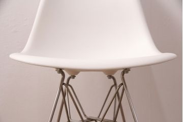 中古　Hermanmiller(ハーマンミラー社)　イームズ　ワイヤーベース　スタイリッシュなデザインが魅力!おしゃれなインテリアとして活躍するシェルチェア(サイドチェア、椅子)(R-051248)