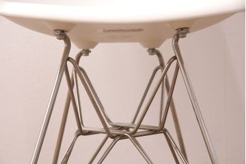 中古　Hermanmiller(ハーマンミラー社)　イームズ　ワイヤーベース　スタイリッシュなデザインが魅力!おしゃれなインテリアとして活躍するシェルチェア(サイドチェア、椅子)(R-051248)
