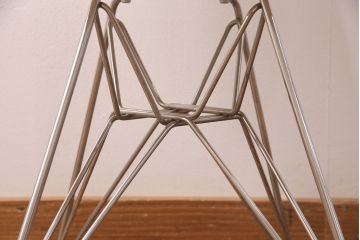 中古　Hermanmiller(ハーマンミラー社)　イームズ　ワイヤーベース　スタイリッシュなデザインが魅力!おしゃれなインテリアとして活躍するシェルチェア(サイドチェア、椅子)(R-051248)