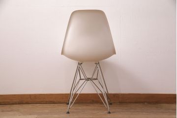 中古　Hermanmiller(ハーマンミラー社)　イームズ　ワイヤーベース　スタイリッシュなデザインが魅力!おしゃれなインテリアとして活躍するシェルチェア(サイドチェア、椅子)(R-051248)