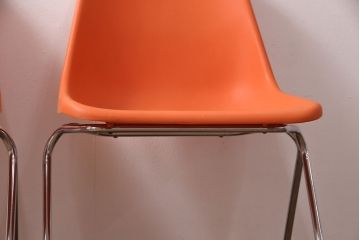 ヴィンテージ家具　北欧ビンテージ　スウェーデン　OVERMAN社製　鮮やかなオレンジカラーが空間のアクセントになるポリプロップスチェア2脚セット(スタッキングチェア、会議用チェア、オフィスチェア、ビンテージ)(R-051249)