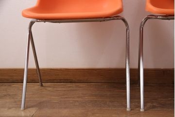 ヴィンテージ家具　北欧ビンテージ　スウェーデン　OVERMAN社製　鮮やかなオレンジカラーが空間のアクセントになるポリプロップスチェア2脚セット(スタッキングチェア、会議用チェア、オフィスチェア、ビンテージ)(R-051250)