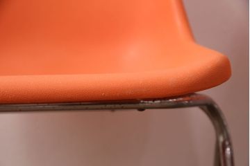 ヴィンテージ家具　北欧ビンテージ　スウェーデン　OVERMAN社製　鮮やかなオレンジカラーが空間のアクセントになるポリプロップスチェア2脚セット(スタッキングチェア、会議用チェア、オフィスチェア、ビンテージ)(R-051250)