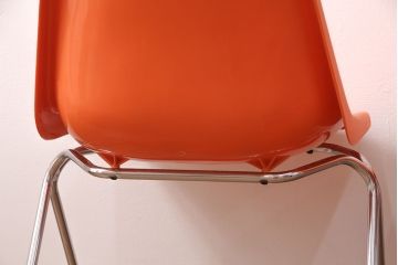 ヴィンテージ家具　北欧ビンテージ　スウェーデン　OVERMAN社製　鮮やかなオレンジカラーが空間のアクセントになるポリプロップスチェア2脚セット(スタッキングチェア、会議用チェア、オフィスチェア、ビンテージ)(R-051250)
