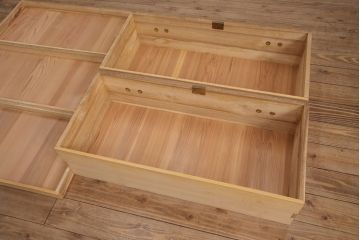 アンティーク家具　衣装盆付き　観音開き戸　渋さと上品さを兼ね備えた二段重ね桐箪笥(チェスト、引き出し、サイドチェスト、着物箪笥、桐たんす)(R-051252)