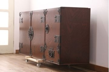 中古　民芸家具　岩谷堂箪笥　天板・脚(台輪)付きリメイク　和の趣あふれる現代のお部屋にぴったりの衣装盆付きサイドボード(ローボード、着物箪笥、収納棚、テレビ台)(R-051255)