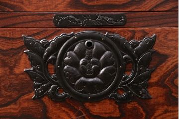 中古　岩谷堂箪笥　天板を付けてリメイク!迫力のある杢目が目を引くローボード(引き出し、サイドチェスト、ローチェスト、収納箪笥)(R-051256)