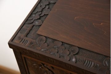 中古　美品　伝統工芸　軽井沢彫り　満開に咲き誇る桜の彫りが華やかなチェスト(引き出し、箪笥、タンス)(R-051259)