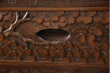 中古　美品　伝統工芸　軽井沢彫り　満開に咲き誇る桜の彫りが華やかなチェスト(引き出し、箪笥、タンス)(R-051259)