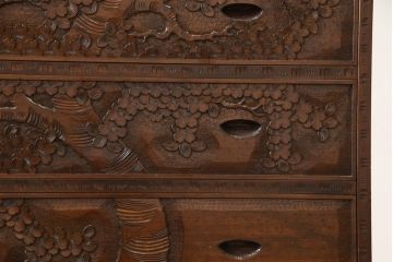 中古　美品　伝統工芸　軽井沢彫り　満開に咲き誇る桜の彫りが華やかなチェスト(引き出し、箪笥、タンス)(R-051259)