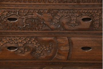 中古　美品　伝統工芸　軽井沢彫り　満開に咲き誇る桜の彫りが華やかなチェスト(引き出し、箪笥、タンス)(R-051259)