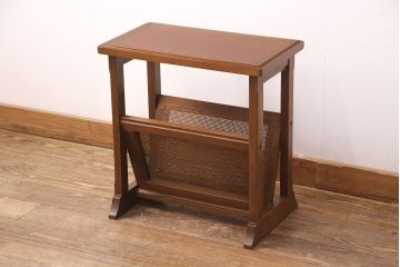 ビンテージ家具　オールドマルニ　maruni(マルニ木工)　地中海シリーズ　涼しげな印象が魅力のマガジンラック付きサイドテーブル(マガジン卓、本立て、ヴィンテージ)(R-051266)