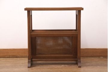 ビンテージ家具　オールドマルニ　maruni(マルニ木工)　地中海シリーズ　涼しげな印象が魅力のマガジンラック付きサイドテーブル(マガジン卓、本立て、ヴィンテージ)(R-051266)