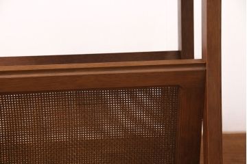 ビンテージ家具　オールドマルニ　maruni(マルニ木工)　地中海シリーズ　涼しげな印象が魅力のマガジンラック付きサイドテーブル(マガジン卓、本立て、ヴィンテージ)(R-051266)