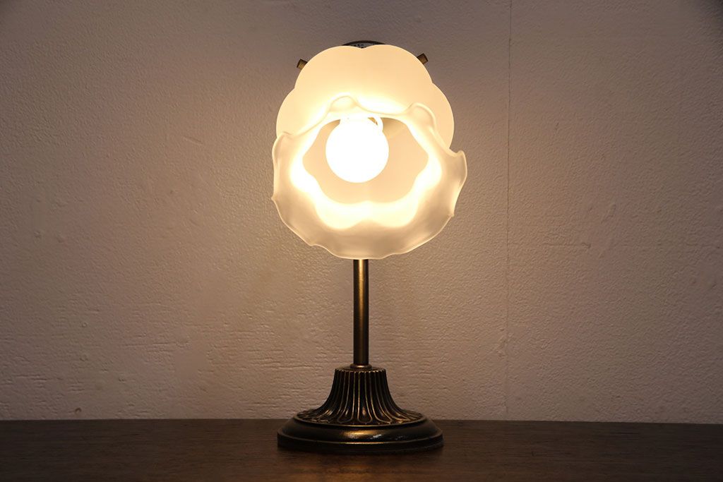 中古　可憐な佇まいがお洒落な空間づくりに活躍するテーブルランプ(テーブルスタンド、照明、スタンドライト)(R-051269)