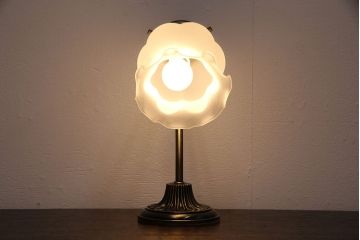 中古　可憐な佇まいがお洒落な空間づくりに活躍するテーブルランプ(テーブルスタンド、照明、スタンドライト)(R-051269)