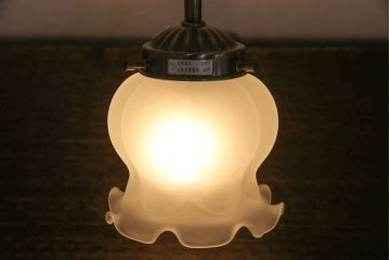 中古　可憐な佇まいがお洒落な空間づくりに活躍するテーブルランプ(テーブルスタンド、照明、スタンドライト)(R-051269)