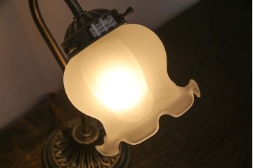 中古　可憐な佇まいがお洒落な空間づくりに活躍するテーブルランプ(テーブルスタンド、照明、スタンドライト)(R-051269)