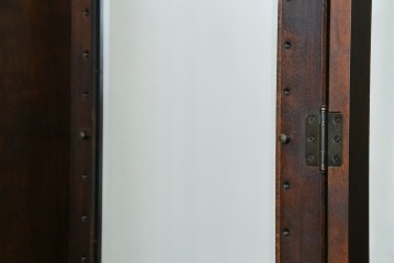 中古　希少な廃盤品!!　北海道民芸家具　OM158　落ち着きのある上品な空間づくりにおすすめの飾り棚　(R-051274)