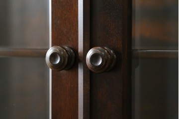 中古　希少な廃盤品!!　北海道民芸家具　OM158　落ち着きのある上品な空間づくりにおすすめの飾り棚　(R-051274)