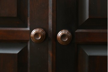 中古　希少な廃盤品!!　北海道民芸家具　OM158　落ち着きのある上品な空間づくりにおすすめの飾り棚　(R-051274)