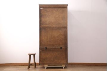 中古　希少な廃盤品!!　北海道民芸家具　OM158　落ち着きのある上品な空間づくりにおすすめの飾り棚(収納棚、戸棚、キャビネット、陳列棚、店舗什器)(R-051274)